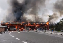 Inferno di fuoco a Brescia Sud: distrutto casello, autostrada bloccata