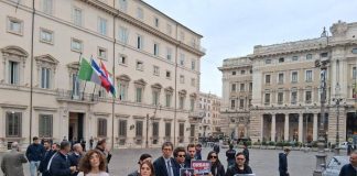 Flash mob +Europa contro Orban a Palazzo Chigi: “Dittatore con i soldi nostri”