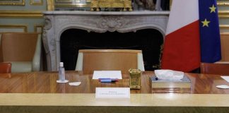 Francia, tra consultazioni e dimissioni: come funziona il Paese durante la crisi politica