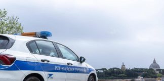 Entra nella chiesa del Gesù a Roma per gettare a terra le statue: bloccato 39enne nigeriano