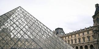 Furto al Louvre, le ipotesi sul gruppo di ladri: “Più di 4, nessuna evidenza di un complice nel museo”