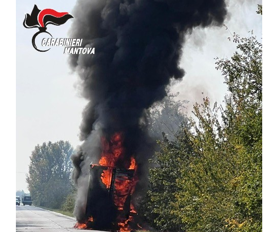 Furgone in fiamme sulla strada tra San Benedetto e Moglia: il conducente si salva