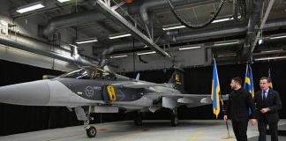 Ucraina, Zelensky: “Attesi per il prossimo anno i primi caccia svedesi Gripen”
