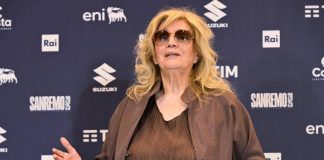 Iva Zanicchi, l’incidente dopo il concerto: saluta i fan e cade a terra