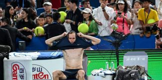 Sinner, ritiro per crampi a Shanghai: Jannik prima zoppica e poi si ferma