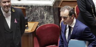 Francia, Lecornu salvo per 18 voti: respinta prima mozione di sfiducia