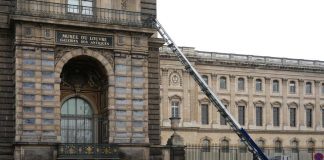 Louvre, il furto da film in 7 minuti. Macron: “Recupereremo i gioielli”
