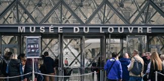 Furto dei gioielli della corona al Louvre, fermati due sospetti