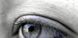 Occhio bionico contro cecità senile, l’84% torna a leggere con microchip e occhiali smart