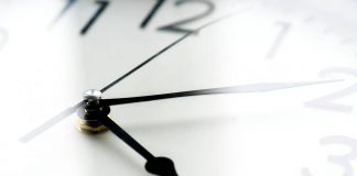 Torna l’ora solare, fra 7 giorni lancette indietro: gli effetti su salute e bollette