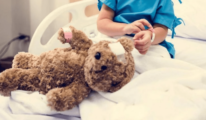 orsetto_bambina_ospedale_123rf