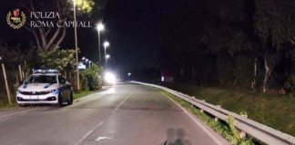 Roma, finisce con lo scooter contro guardrail: morto 56enne