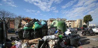 Raccolta differenziata, dalle scarpe allo spazzolino elettrico: errori più comuni