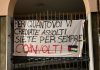 Striscioni di solidarietà per la Palestina davanti ai licei mantovani