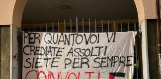 Striscioni di solidarietà per la Palestina davanti ai licei mantovani