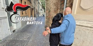 Sfila Rolex da 8mila euro e collana con la “tecnica dell’abbraccio”: in carcere 33enne