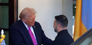 Zelensky e la giacca nera alla Casa Bianca, Trump: “Ha un bel look”