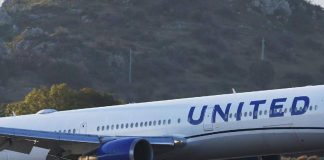 Parabrezza Boeing in frantumi, atterraggio d’emergenza e pilota ferito