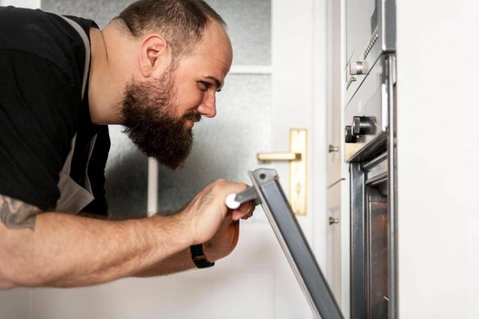 uomo_forno_123rf_free