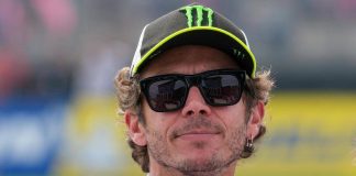 Valentino Rossi leggendario, trionfo a Indianapolis 17 anni dopo lo storico duello con Hayden