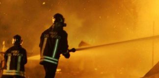 Napoli, vasto incendio a Ponticelli. Il Comune: “Tenere chiuse porte e finestre”