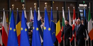Ucraina, Ue approva nuove sanzioni contro la Russia. Zelensky: “Più pressione per cessate il fuoco”