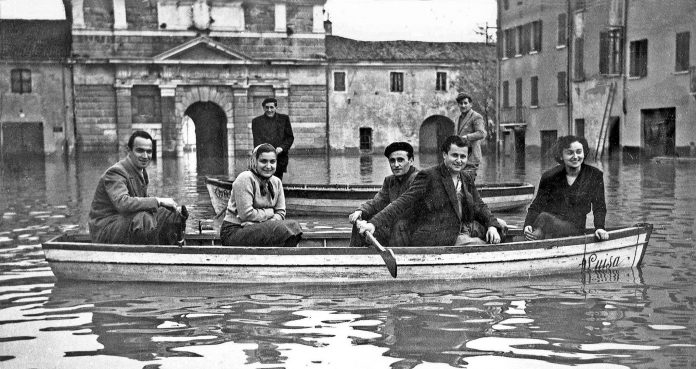 Cittadella allagata piena 1951 giovani in barca