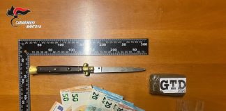 Droga e coltello addosso, aggrediscono i Carabinieri per sfuggire al controllo: arrestati