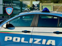 Falsifica il numero di telefono di un’azienda di ricambi e truffa i clienti