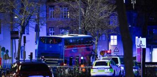 Stoccolma, autobus travolge le persone alla fermata: morti e feriti