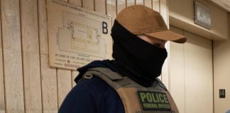 Chicago, agenti armati all’asilo: “Maestra, è in arresto”