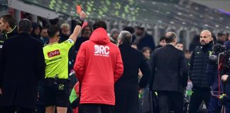 Tocco di mano in area rossonera, proteste e Allegri espulso: caos nel finale di Milan-Lazio