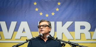 Ucraina, ambasciata russa a Roma critica Calenda per il tatuaggio. E lui replica: “Verrete sconfitti come l’Urss”
