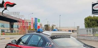 Suzzara: aggredirono il titolare di un internet center e danneggiarono la vetrina: denunciati