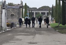 Tradizione e memoria: cimiteri affollati nel Mantovano tra fiori e celebrazioni