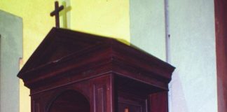 Allarme esorcisti: “Dalle feci al sesso in chiesa, non c’è più limite al sacrilegio”