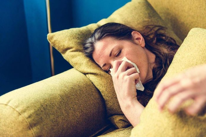 donna_malata_influenza_fotofree_123rf