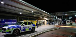 Droni avvistati all’aeroporto svedese di Goteborg: “Traffico sospeso e voli deviati verso altri scali”