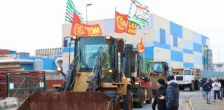 Genova, lavoratori ex Ilva bloccano strada con mezzi da cantiere: “Mille posti a rischio”