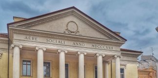 Poliziotti soccorrono anziana caduta in centro e la proteggono fino all’arrivo dei sanitari