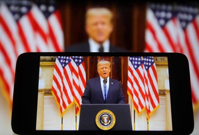 ftg_ipa23076433_donald_trump_smartphone