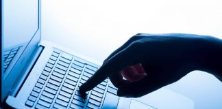 “Finalmente, non mi mancherete”, manda mail di dimissioni ai colleghi e l’azienda lo querela