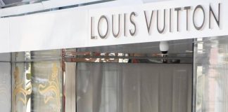 Colpo grosso da Louis Vuitton in via dei Condotti, vetrina sfondata con l’auto e merce rubata