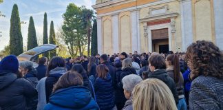 In centinaia per l’ultimo saluto ad Anna, don Valerio: “sei stata un dono per chi ti ha conosciuto”