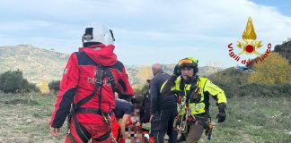 Trattore precipita in un burrone, due morti e un ferito nel Crotonese