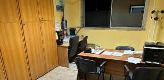 Incappucciati tirano bomba carta e imbrattano con svastiche scuola a Roma