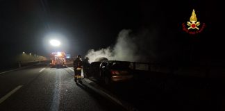 Paura in A22, auto in fiamme nella notte