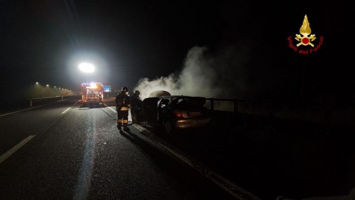 incendio auto autostrada vigili del fuoco notte_20251113_064027_550