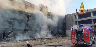 In fiamme edificio abbandonato a Tor Sapienza, dentro persone che lo occupavano