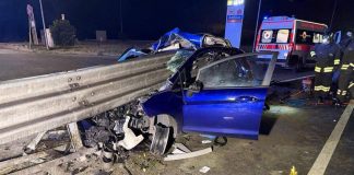 Auto si schianta contro guardrail e si spezza in due: miracolosamente illeso conducente